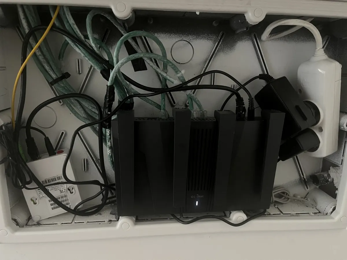 Instalación real de la ONT y el GL.iNet Flint 2 en el cuadro de comunicaciones
